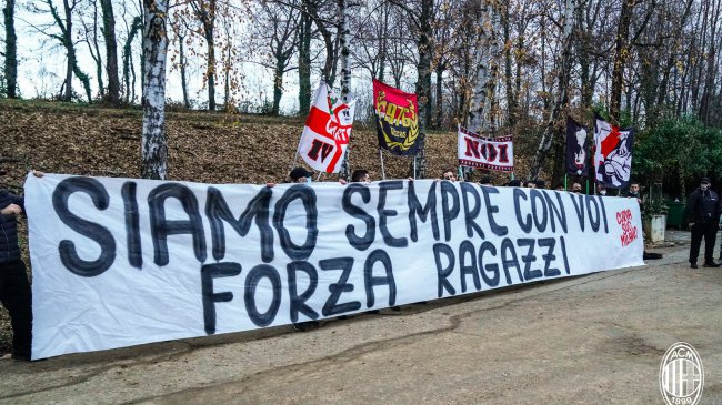 Kibice zebrali się w Milanello. Zmotywowali zespół przed wyjazdem do Reggio Emilia