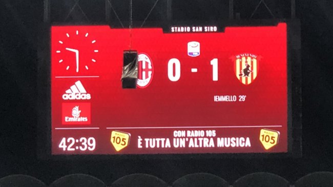 Niesamowity blamaż: Milan - Benevento 0:1