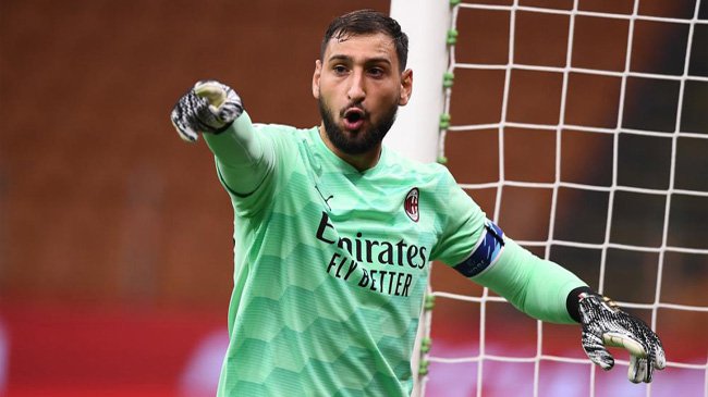 Donnarumma bliski przenosin do Juventusu. W tle mecz Milanu w Turynie