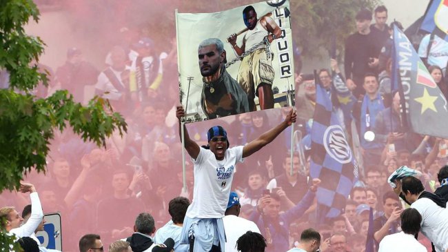 Feta Interu: Dumfries z transparentem obrażającym Theo 