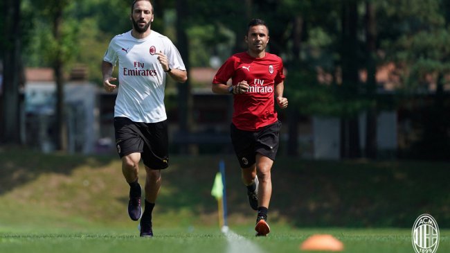 Higuain nie próżnował na urlopie. Do Argentyny zabrał ze sobą... jednego z trenerów Milanu