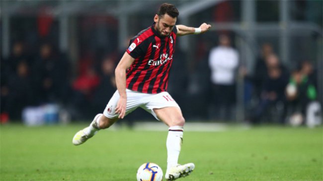 Przyszłość Calhanoglu w Premier League? Milan oczekuje 30 mln euro