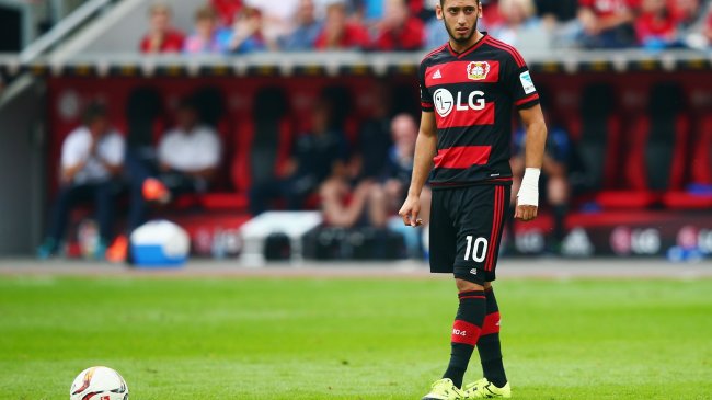 Milan podniesie ofertę za Calhanoglu. Brak zainteresowania Kamplem