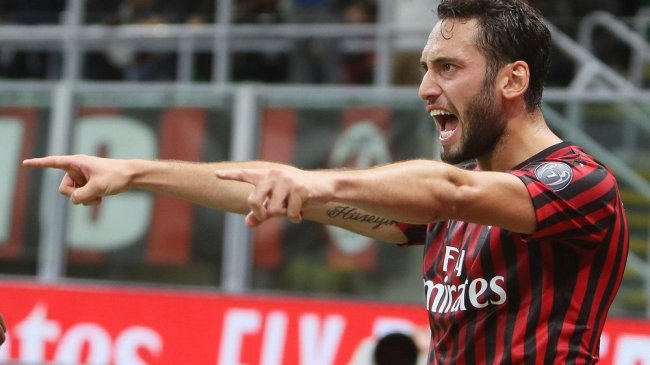 Di Marzio: Milan pracuje nad przedłużeniem kontraktu z Calhanoglu. Piłkarz bardzo chce zostać