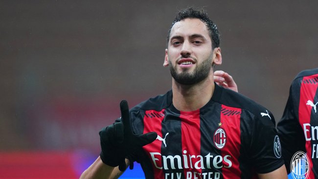 Calhanoglu nie negocjuje z innymi klubami. Prowadzi rozmowy wyłącznie z Milanem