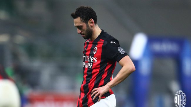 Nic nie wskazuje na to, że Calhanoglu zostanie w Milanie. Turkiem interesuje się m.in. Juventus