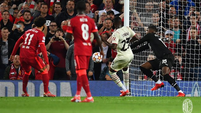 Zwroty akcji, pięć goli i bez punktów: Liverpool - Milan 3:2