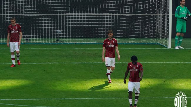 Pierwszy mecz w ciszy przegrany. Milan - Genoa 1:2