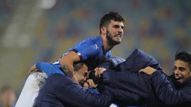 Cutrone nie wykorzystuje karnego i zalicza asystę w meczu U21: Włochy - Rosja