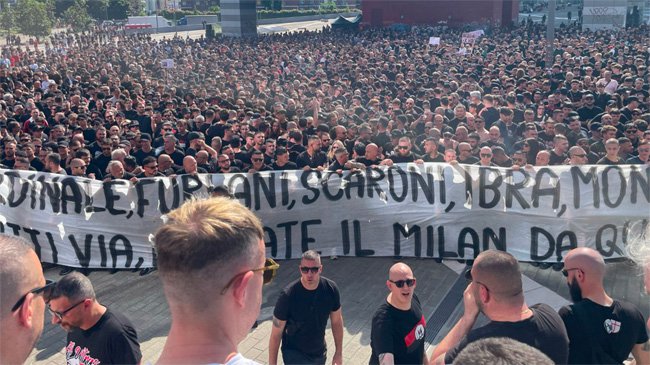 Protest kibiców pod Casa Milan zgromadził ponad 5000 osób. Fani wyrazili sprzeciw wobec właściciela i zarządu