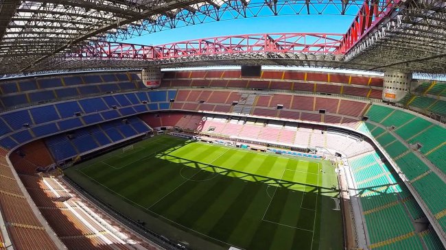 Milan trenuje na San Siro, bo chce przyzwyczaić się do... ciszy