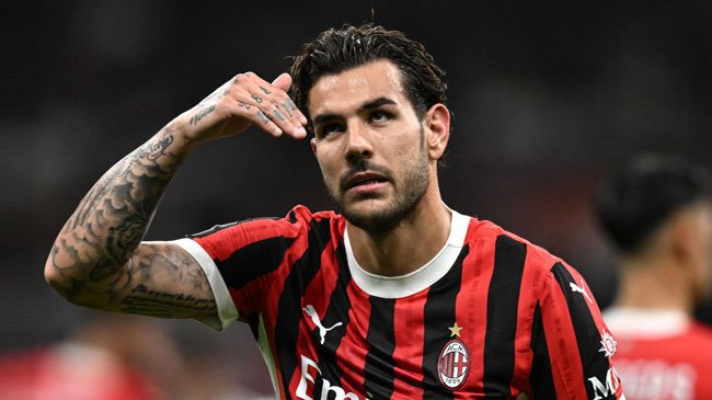 Media: Milan wycenił Theo. Lyon walczy z Rossonerimi o Juniora Firpo